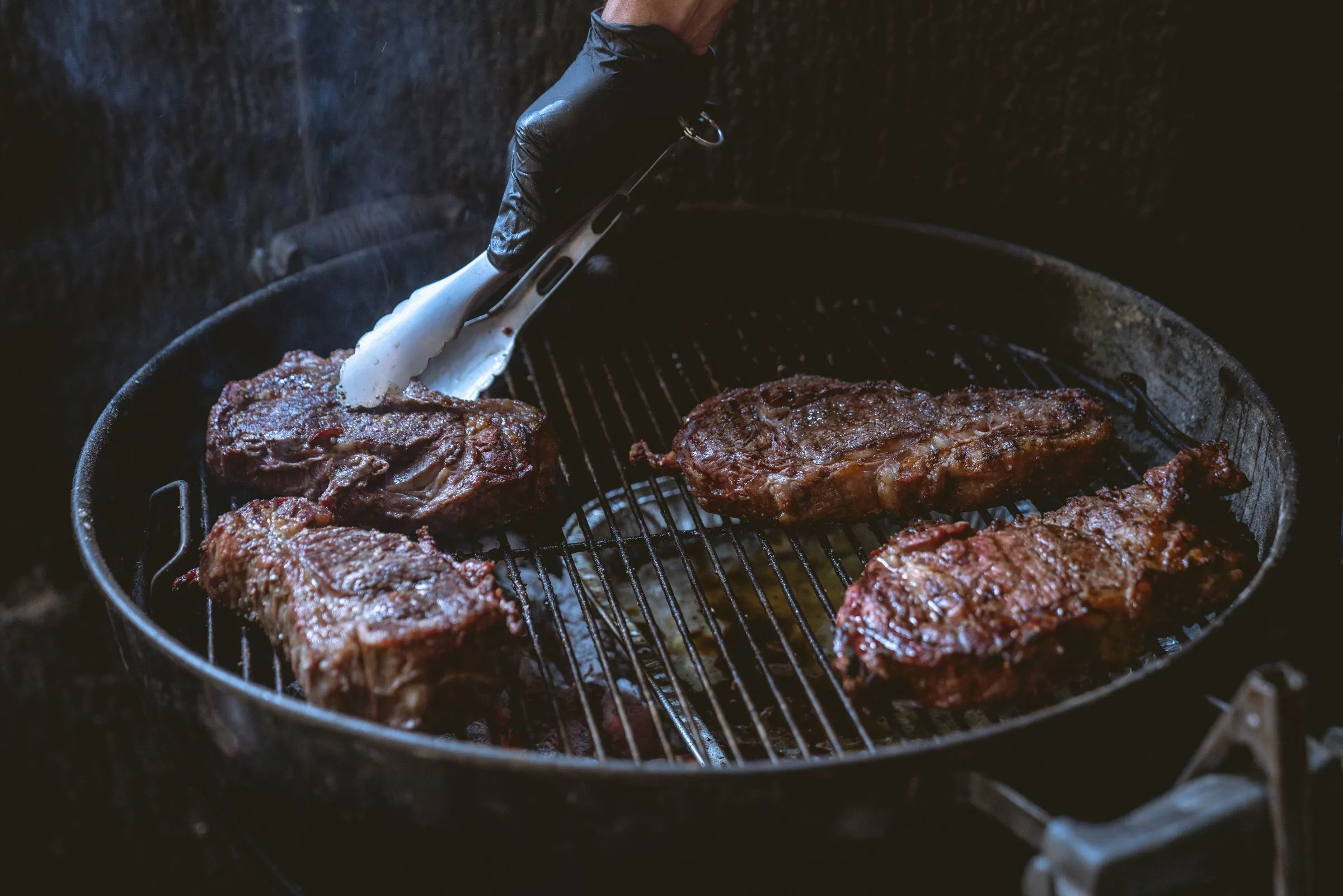 Piezas de txuleta en el punto exacto sobre la parrilla