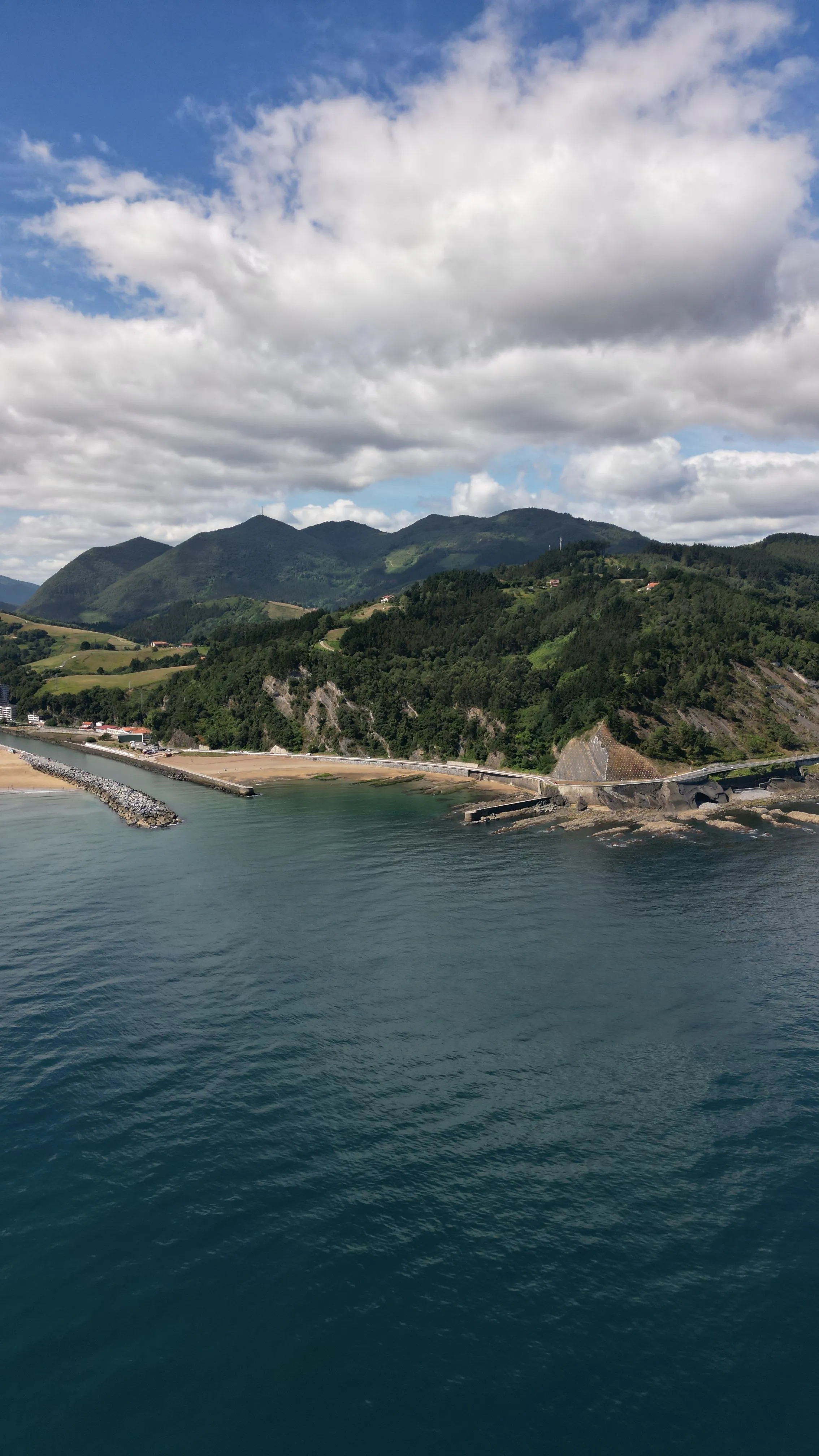 Vistas a la ría de Urdaibai y al monte desde la zona de Busturia